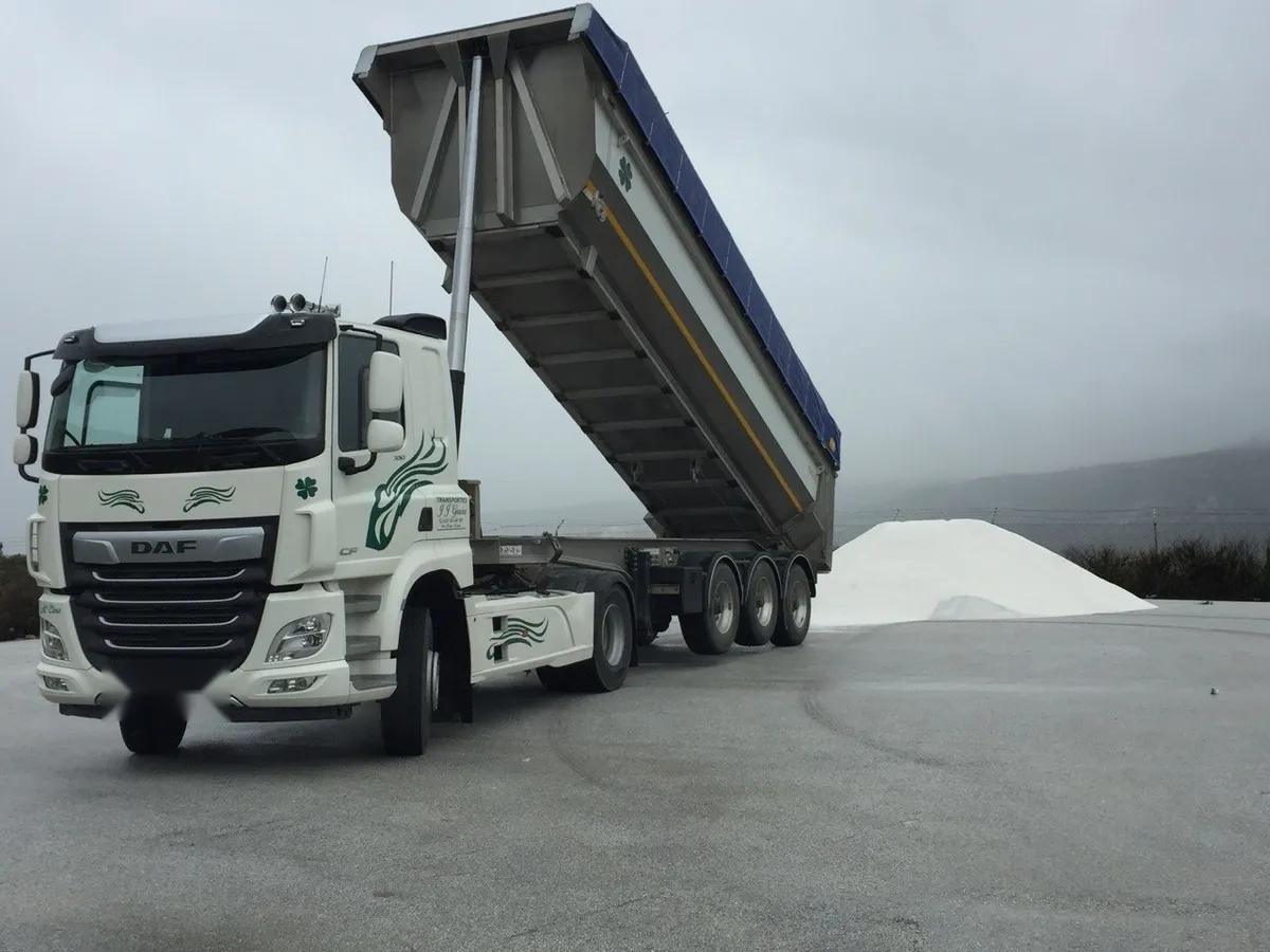 Camión de Transportes JJ García descargando arena especial para bunkers de golf