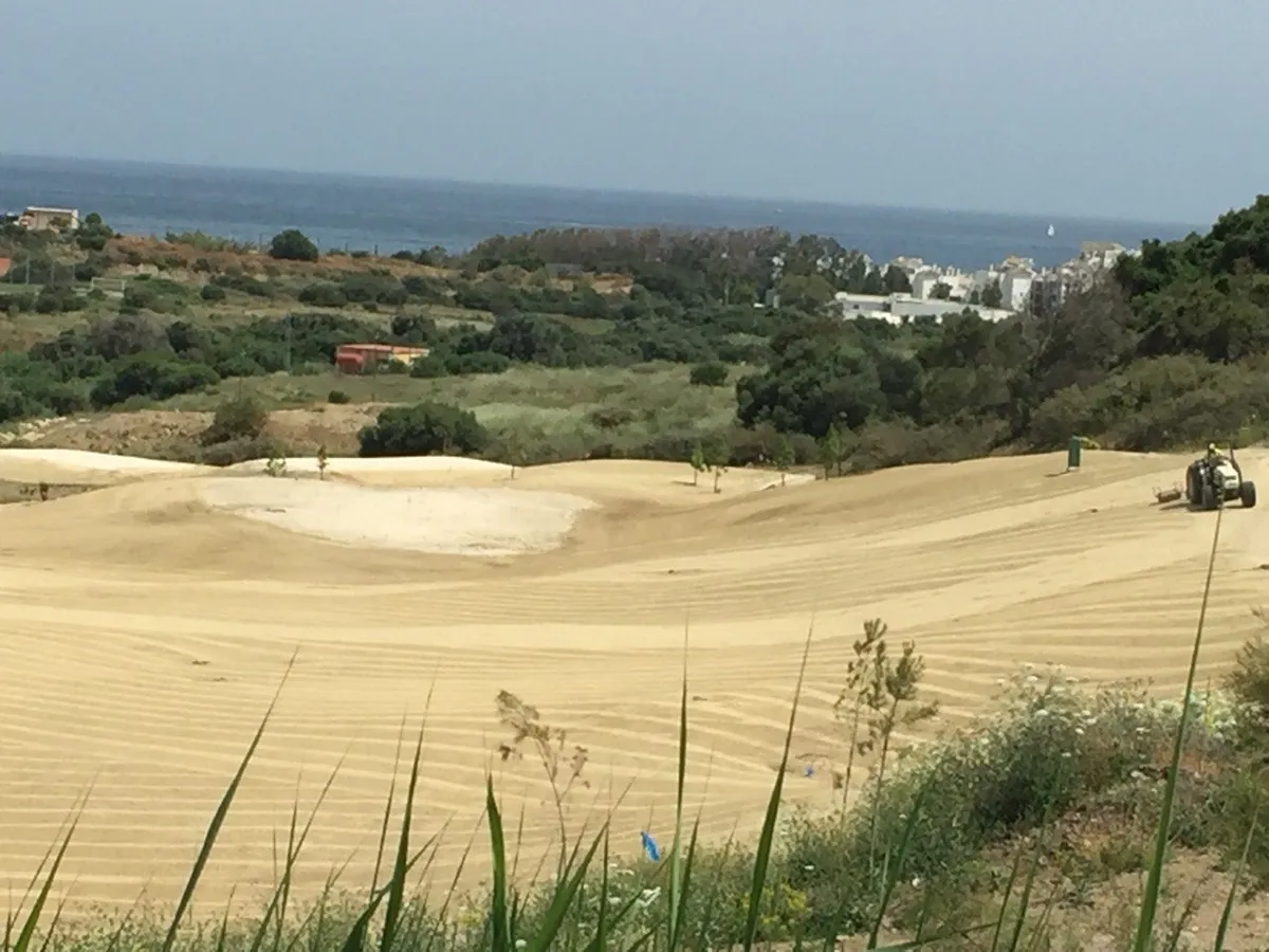Campo de Azata Golf junto al mar, con obras de nivelación de terreno