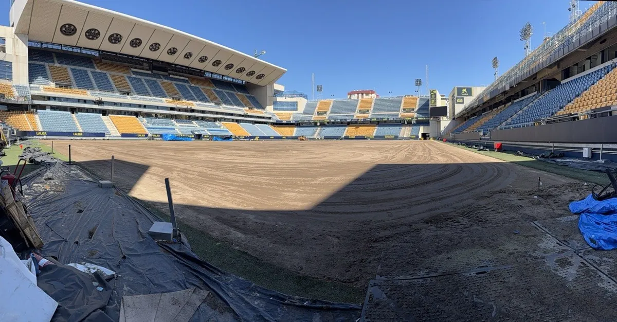 Terreno de juego del Estadio Nuevo Mirandilla en preparación