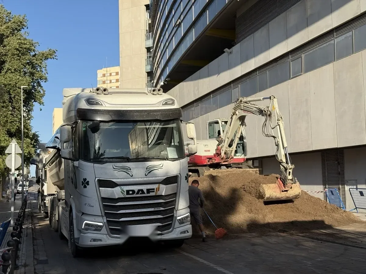 Camiones de Transportes JJ García junto al Estadio Nuevo Mirandilla