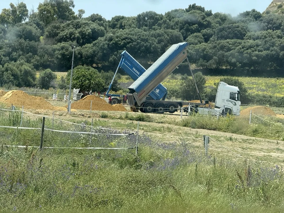Camión de Transportes JJ García retirando tierra de una obra