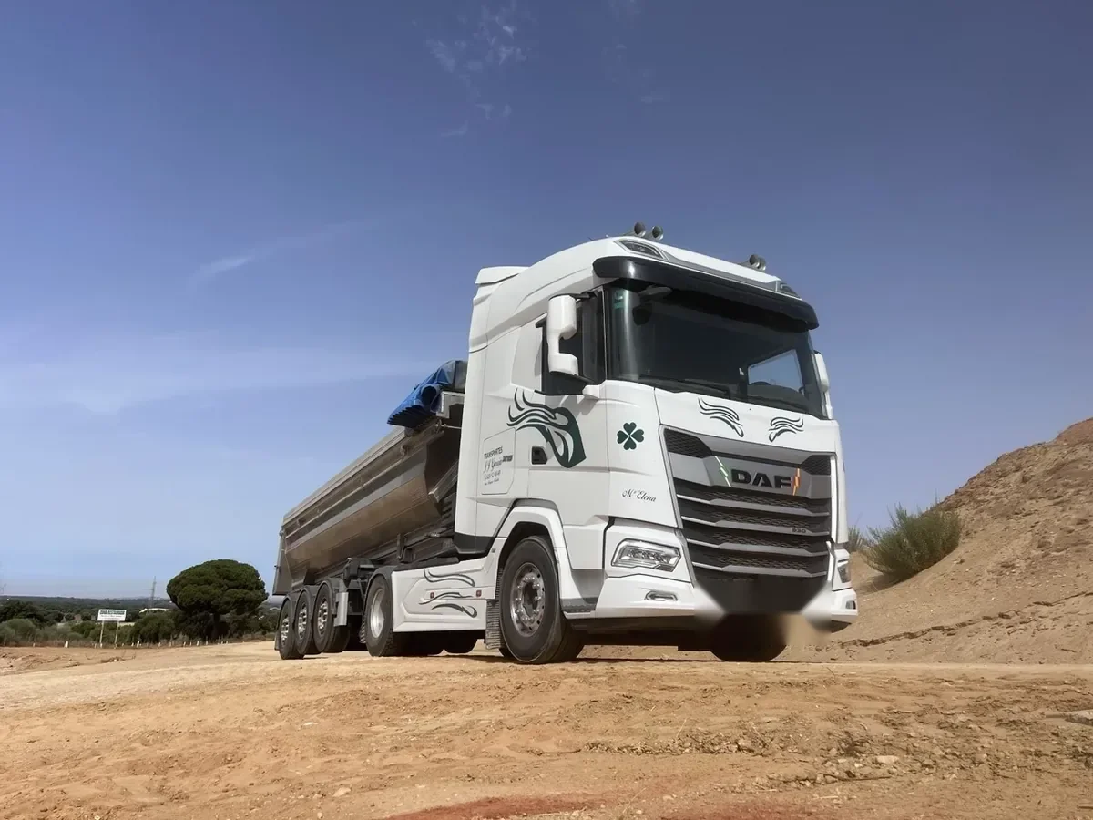Tráiler de Transportes JJ García preparado para cualquier tipo de árido