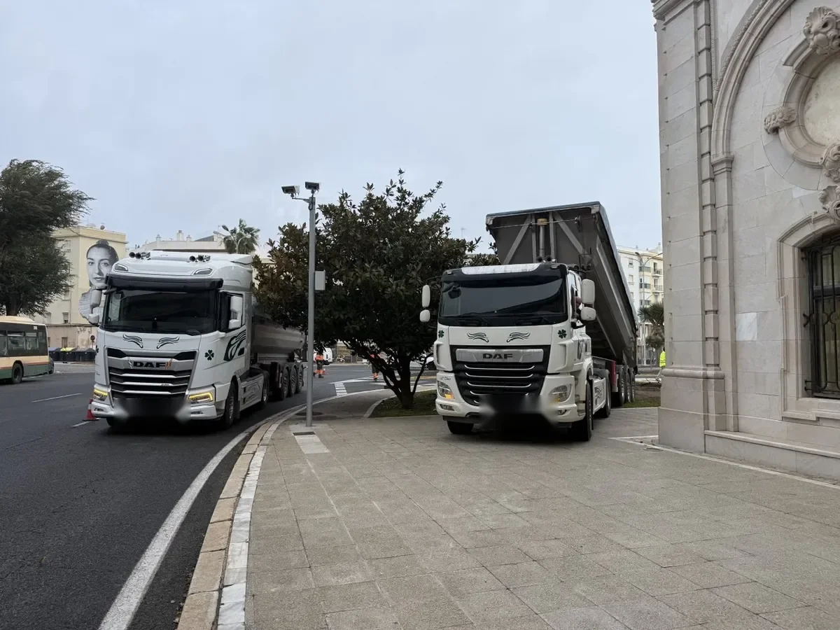 Camiones de Transportes JJ García en el centro de una ciudad