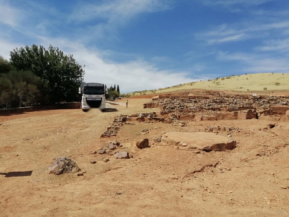Camión de Transportes JJ García en el acceso al Conjunto Arqueológico Cerro de las Cabezas