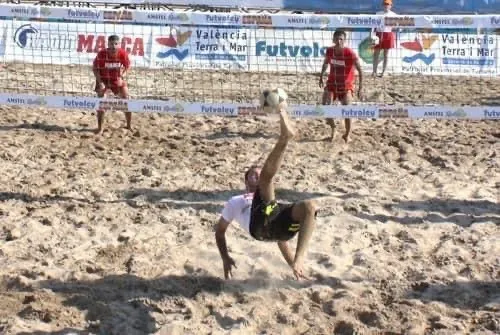 Instalación de fútbol playa preparada con arena