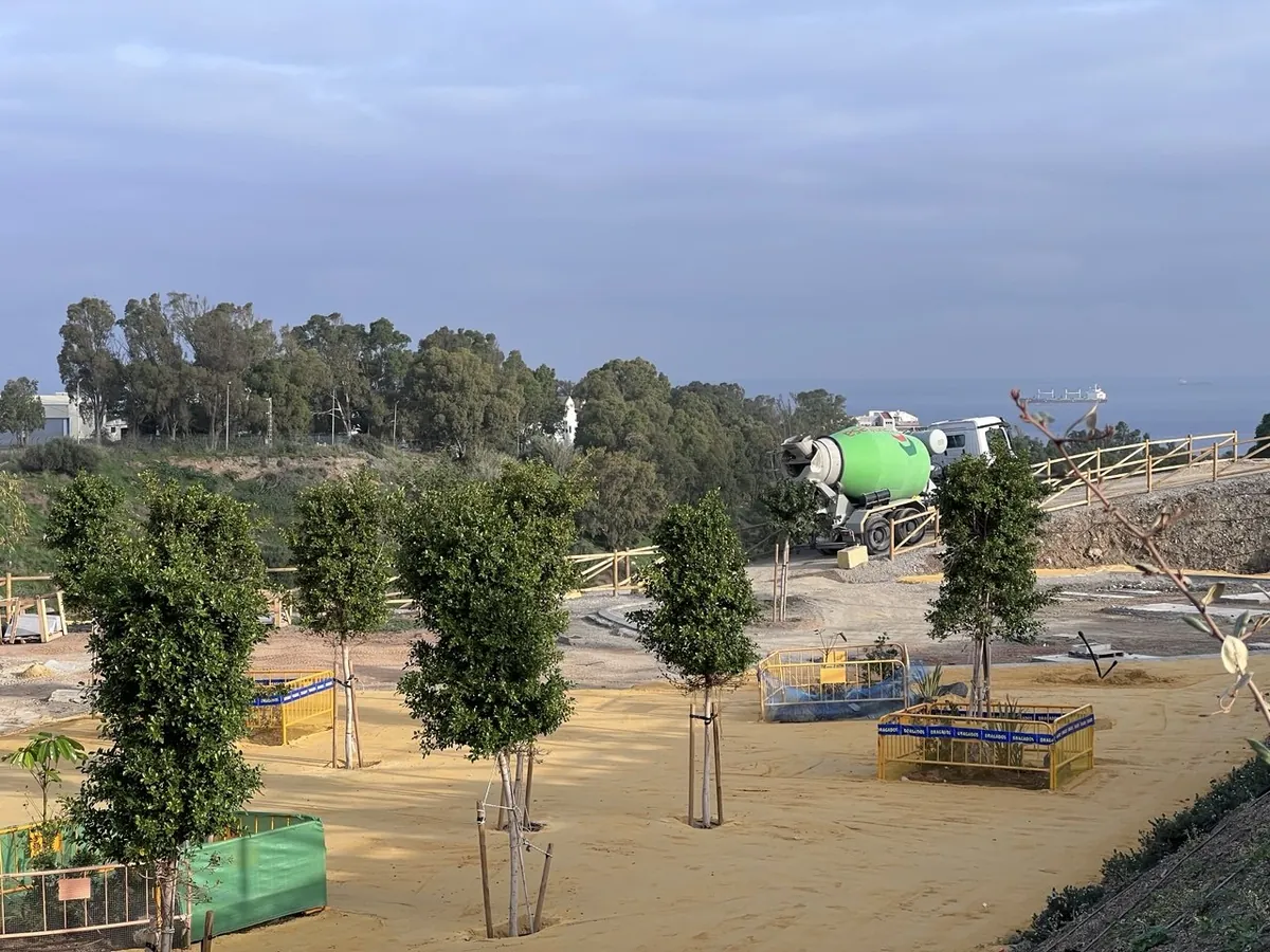 Zona ajardinada en Ceuta con árboles recién plantados