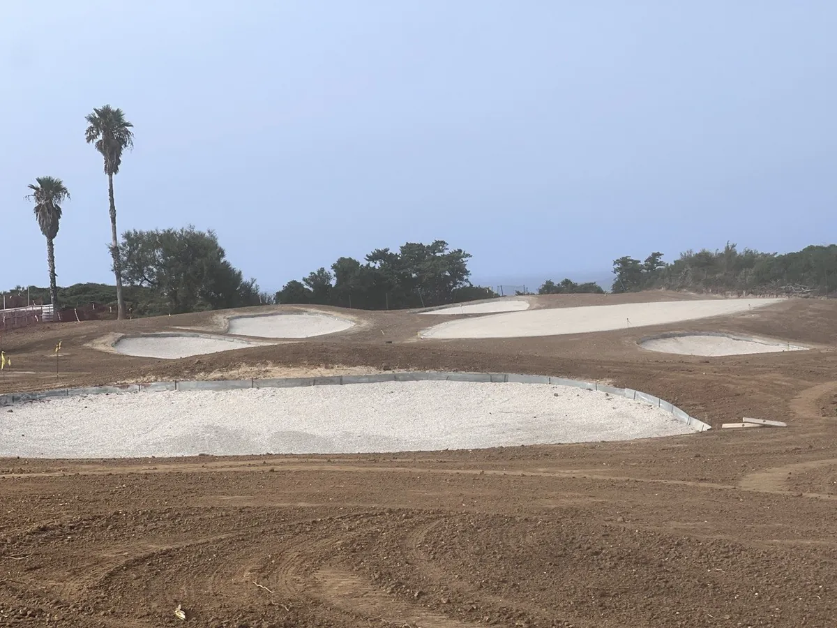 Bunkers en construcción en el campo de golf Novo Sancti Petri