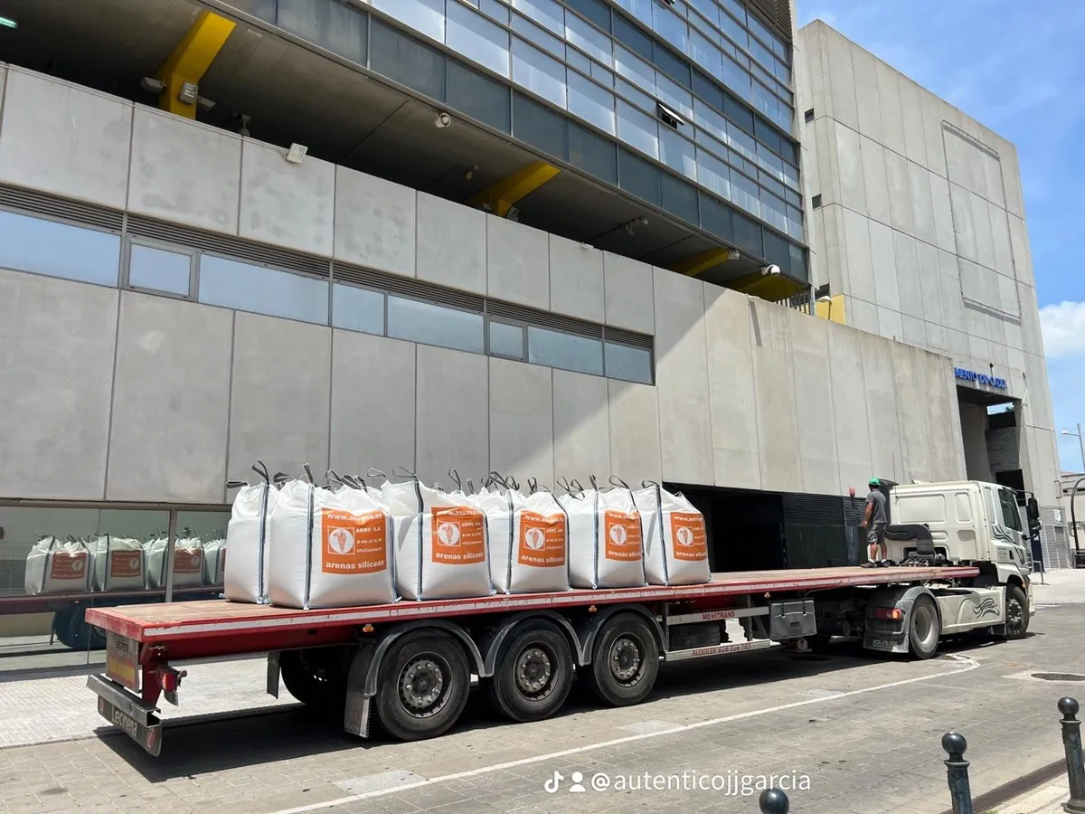 Entrega de material en sacos de Transportes JJ García